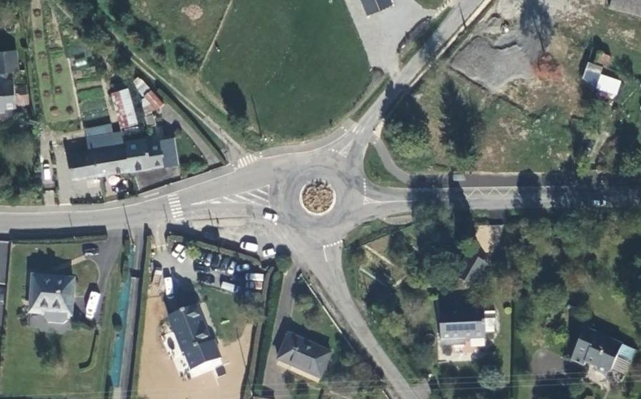 Vue aérienne du Rond-point anonyme n°183175632
