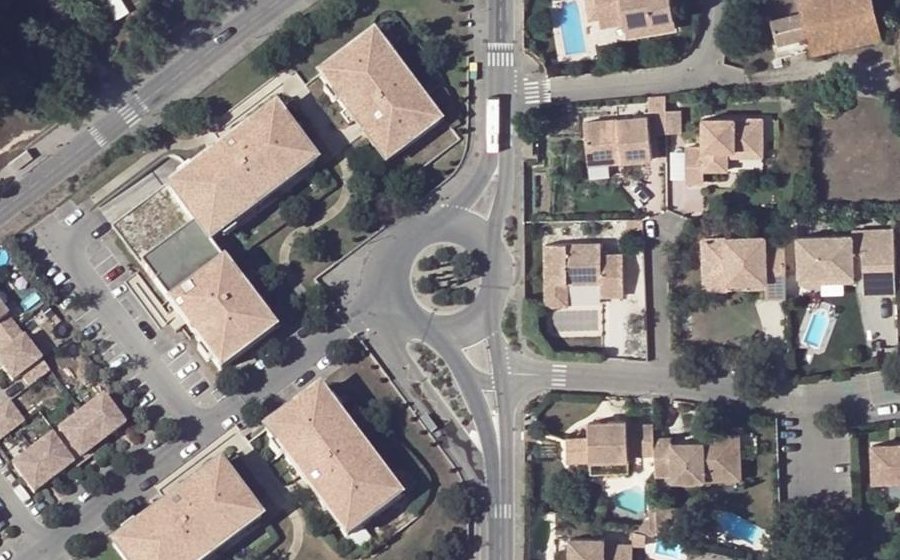 Vue aérienne du Rond-point anonyme n°183178462