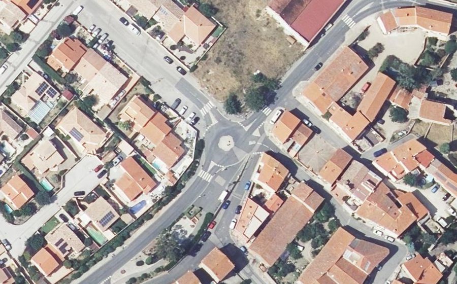 Vue aérienne du Rond-point anonyme n°183180934