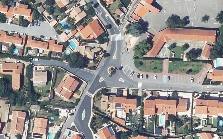Vue aérienne du Rond-point anonyme n°183184087