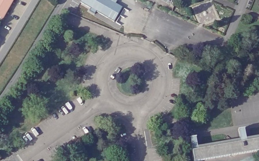 Vue aérienne du Rond-point anonyme n°183215326