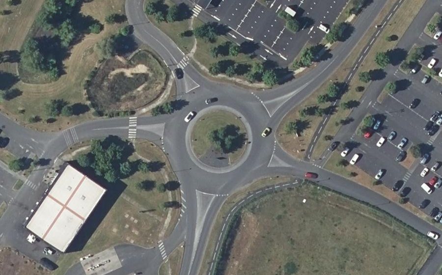 Vue aérienne du Rond-point anonyme n°183237787