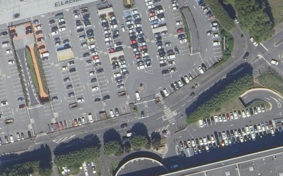 Vue aérienne du Rond-point anonyme n°183238142