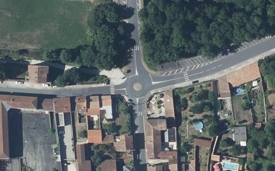 Vue aérienne du Rond-point anonyme n°183288139