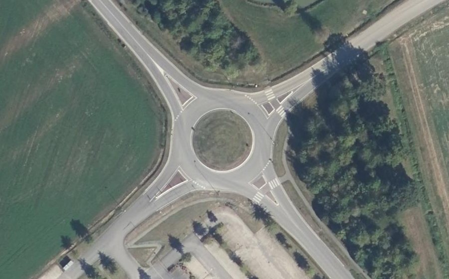 Vue aérienne du Rond-point anonyme n°183297455