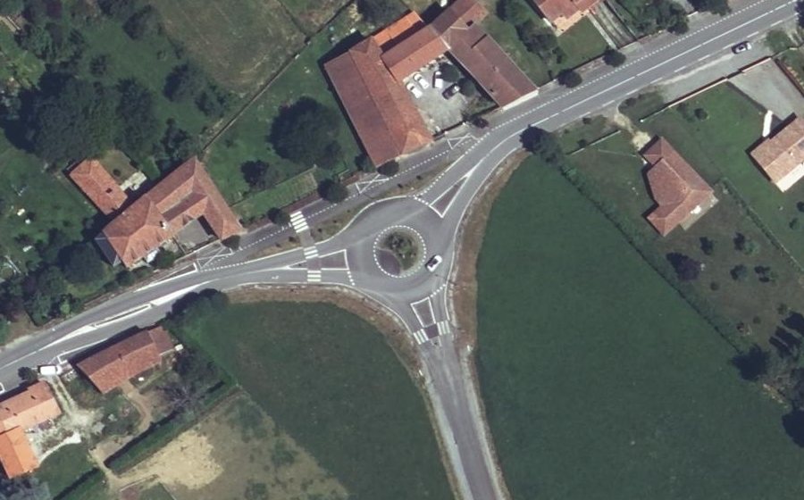 Vue aérienne du Rond-point anonyme n°183354397