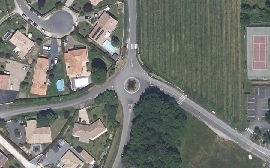 Vue aérienne du Rond-point anonyme n°183355192
