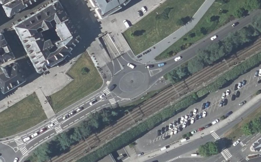 Vue aérienne du Rond-point anonyme n°183356583