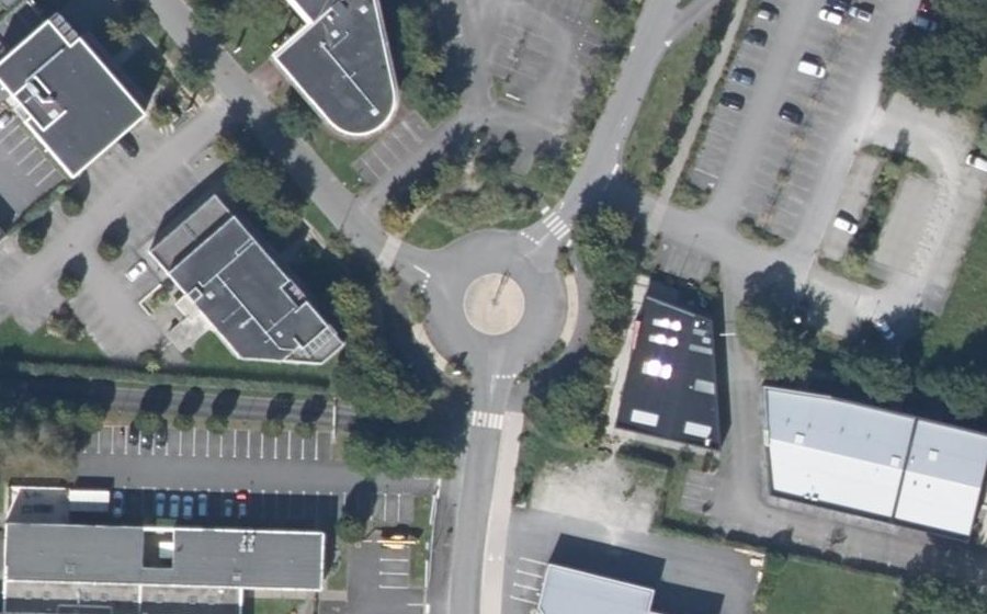 Vue aérienne du Rond-point anonyme n°183358802