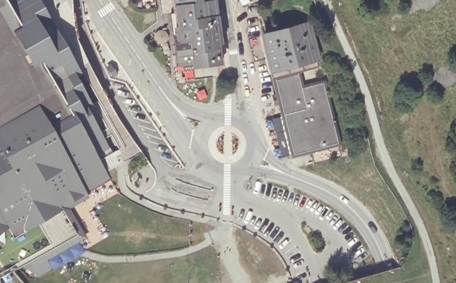 Vue aérienne du Rond-point anonyme n°183370641