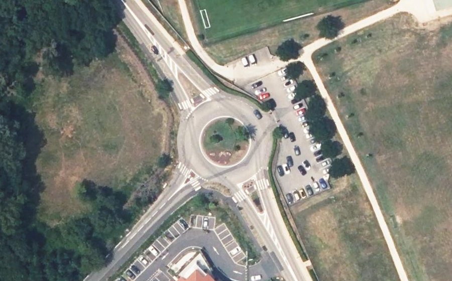 Vue aérienne du Rond-point anonyme n°183384406
