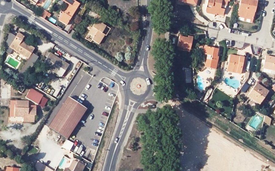 Vue aérienne du Rond-point anonyme n°183393026