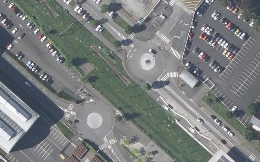 Vue aérienne du Rond-point anonyme n°183418708