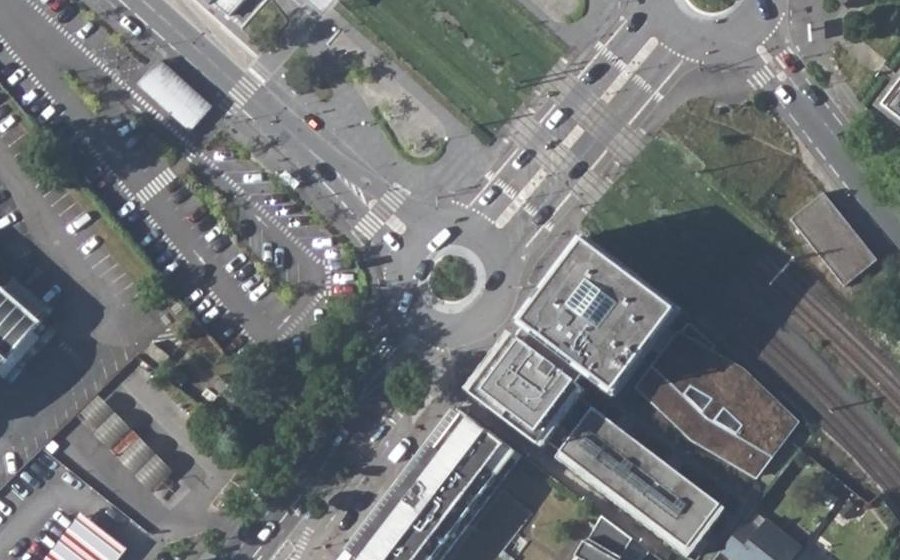 Vue aérienne du Rond-point anonyme n°183418713
