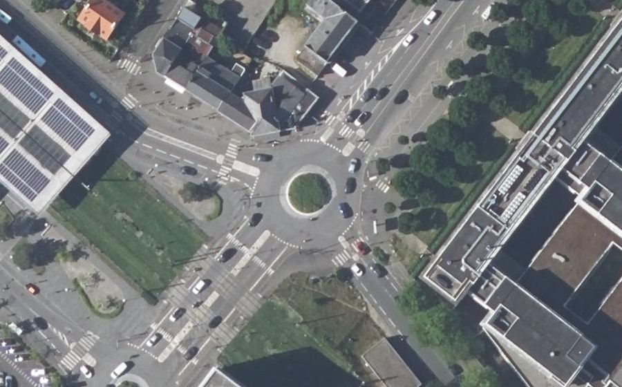 Vue aérienne du Rond-point anonyme n°183418714