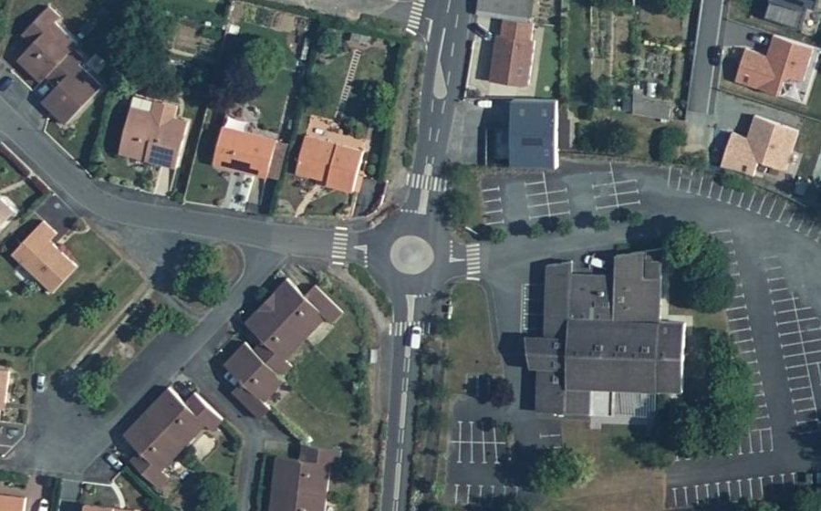 Vue aérienne du Rond-point anonyme n°183425330