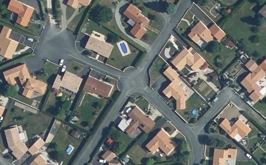 Vue aérienne du Rond-point anonyme n°183425388