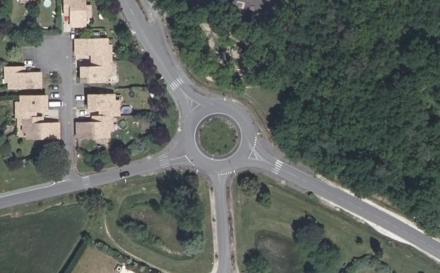 Vue aérienne du Rond-point anonyme n°183432665