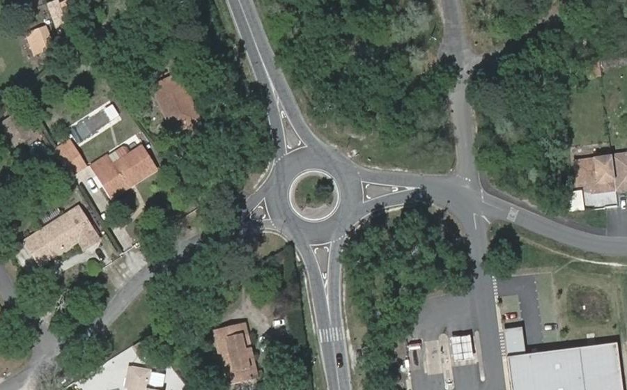 Vue aérienne du Rond-point anonyme n°183435497