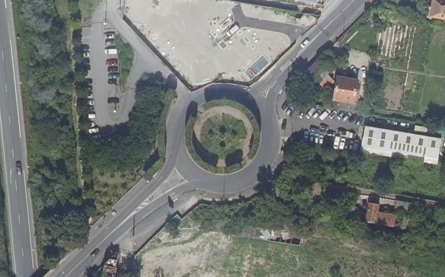 Vue aérienne du Rond-point anonyme n°183446415