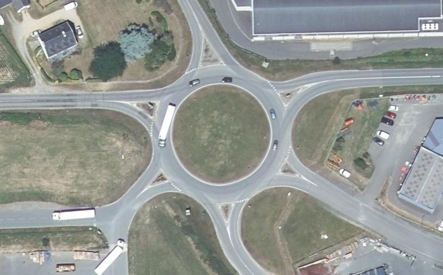 Vue aérienne du Rond-point anonyme n°18345568