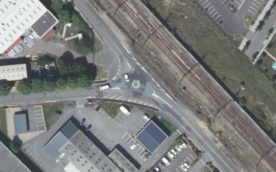 Vue aérienne du Rond-point anonyme n°183460750