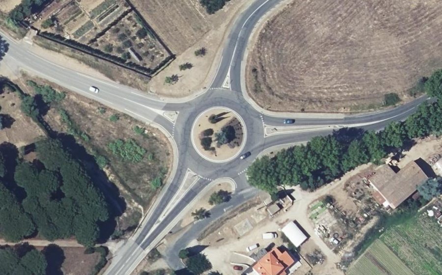 Vue aérienne du Rond-point anonyme n°183463171