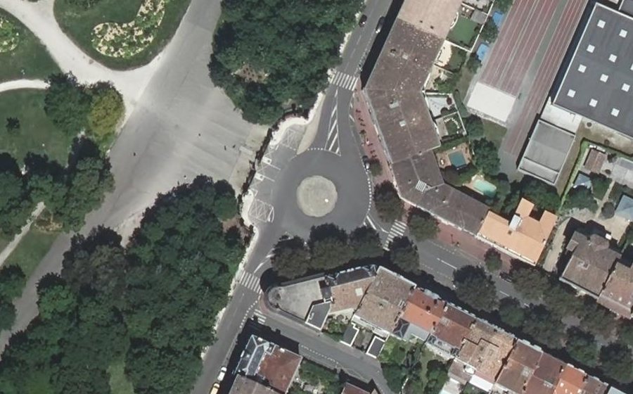 Vue aérienne du Rond-point anonyme n°183475179