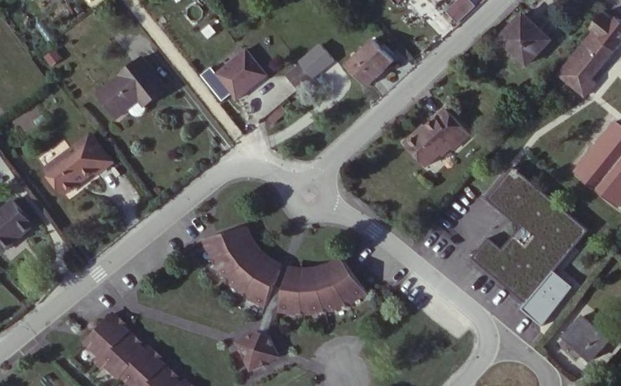 Vue aérienne du Rond-point anonyme n°183478479