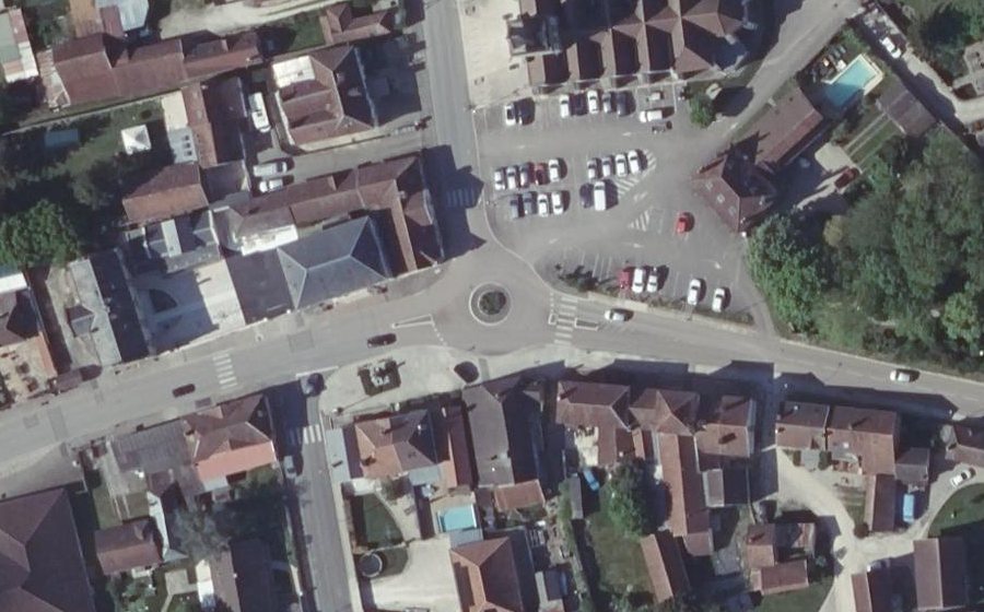 Vue aérienne du Rond-point anonyme n°183478486