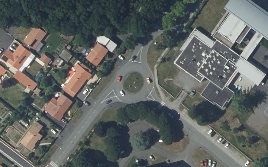 Vue aérienne du Rond-point anonyme n°183481538