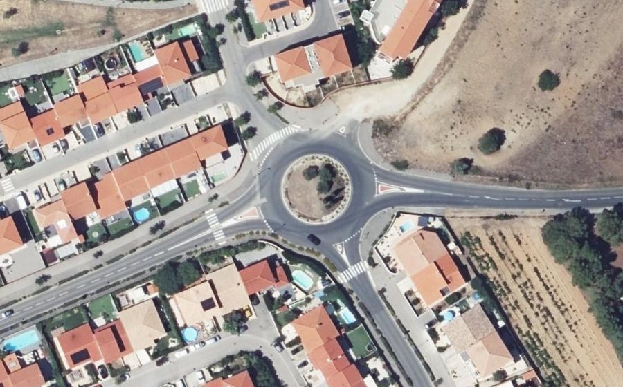 Vue aérienne du Rond-point anonyme n°183545627