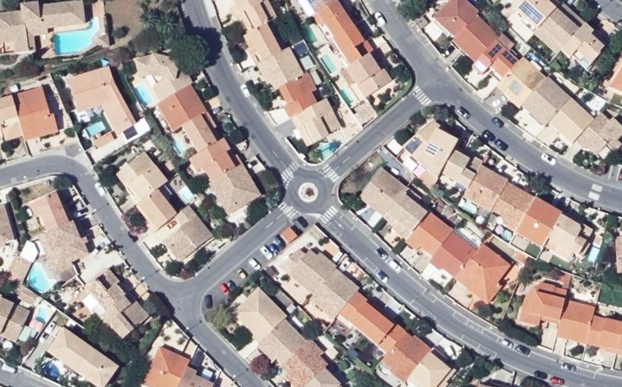 Vue aérienne du Rond-point anonyme n°183546447