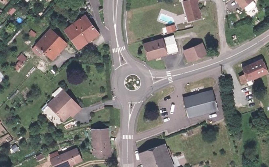 Vue aérienne du Rond-point anonyme n°183558811
