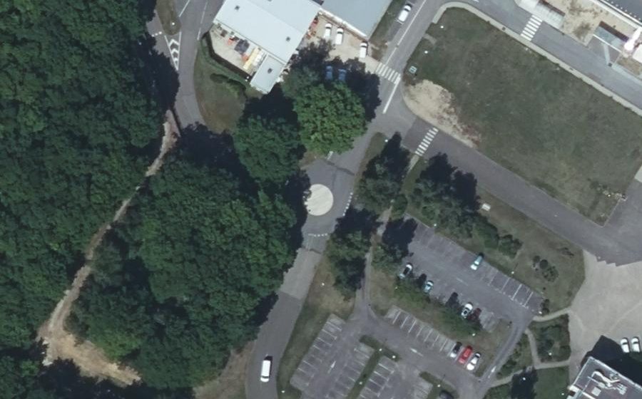 Vue aérienne du Rond-point anonyme n°183562242