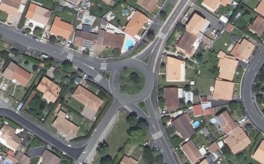 Vue aérienne du Rond-point anonyme n°183562406