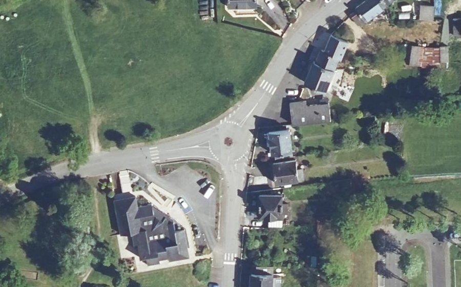 Vue aérienne du Rond-point anonyme n°183580771