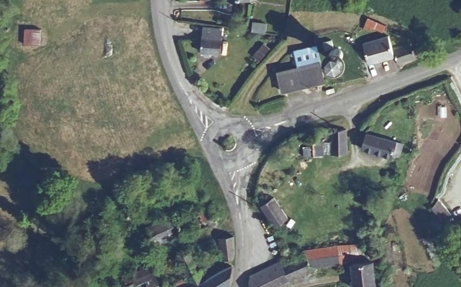Vue aérienne du Rond-point anonyme n°183580798