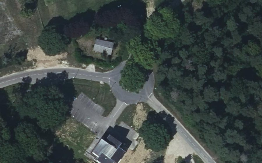 Vue aérienne du Rond-point anonyme n°183600349