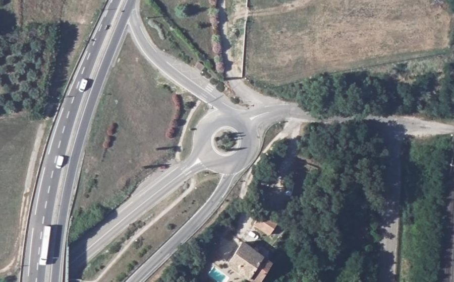 Vue aérienne du Rond-point anonyme n°183601387