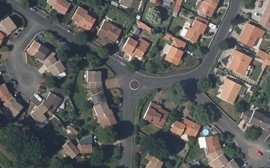 Vue aérienne du Rond-point anonyme n°183602923