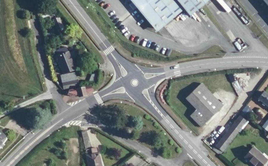 Vue aérienne du Rond-point anonyme n°183606459