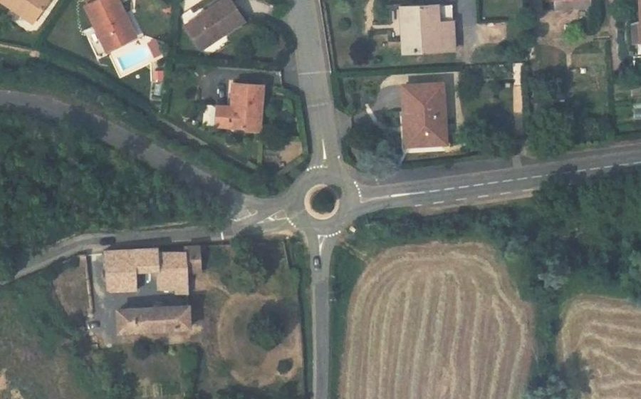 Vue aérienne du Rond-point anonyme n°183631994