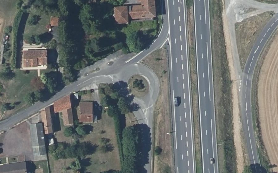 Vue aérienne du Rond-point anonyme n°183653931