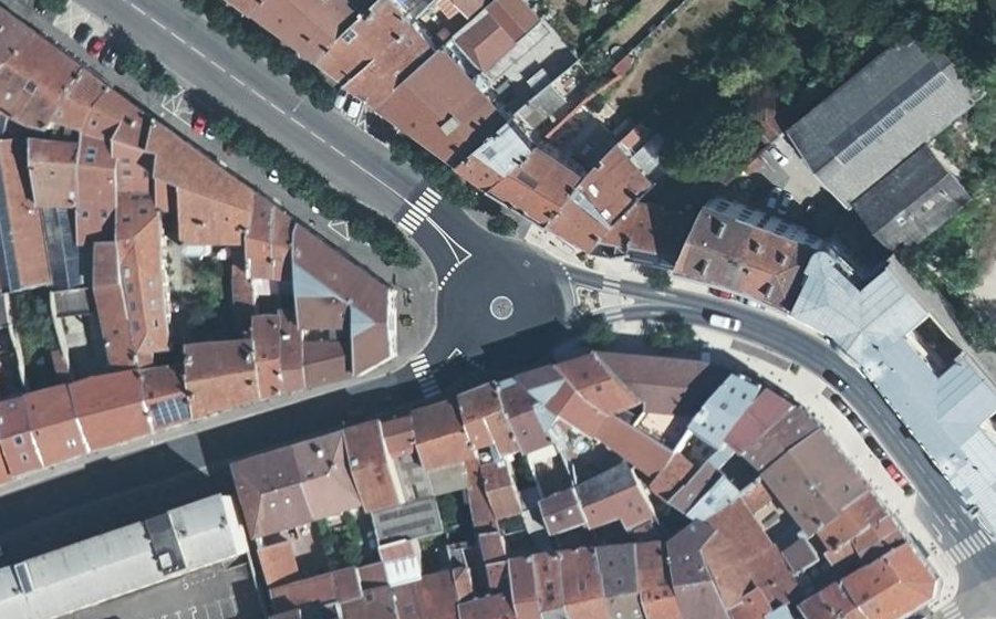 Vue aérienne du Rond-point anonyme n°183656624