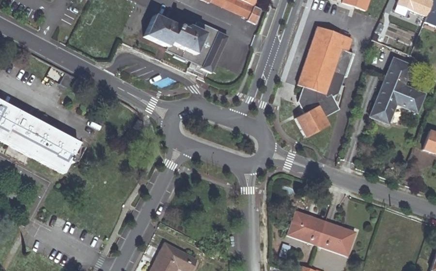 Vue aérienne du Rond-point anonyme n°183689293