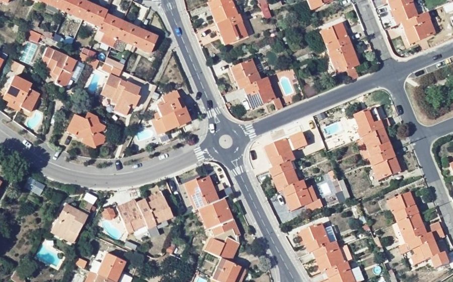 Vue aérienne du Rond-point anonyme n°183693418
