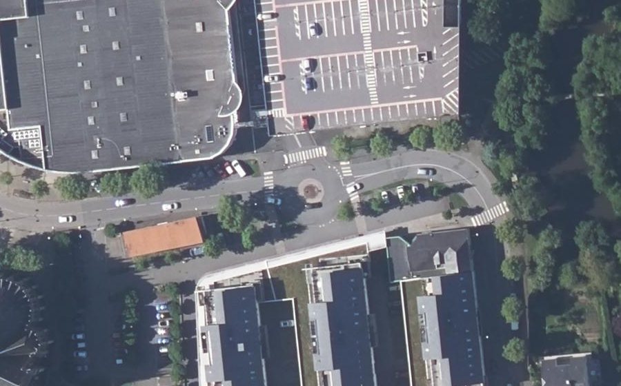 Vue aérienne du Rond-point anonyme n°183702547