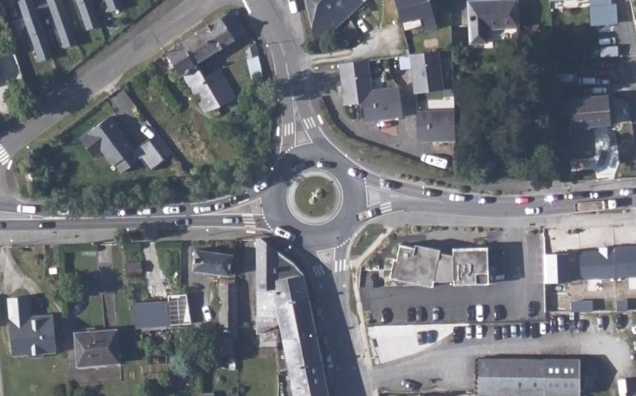 Vue aérienne du Rond-point anonyme n°183702559