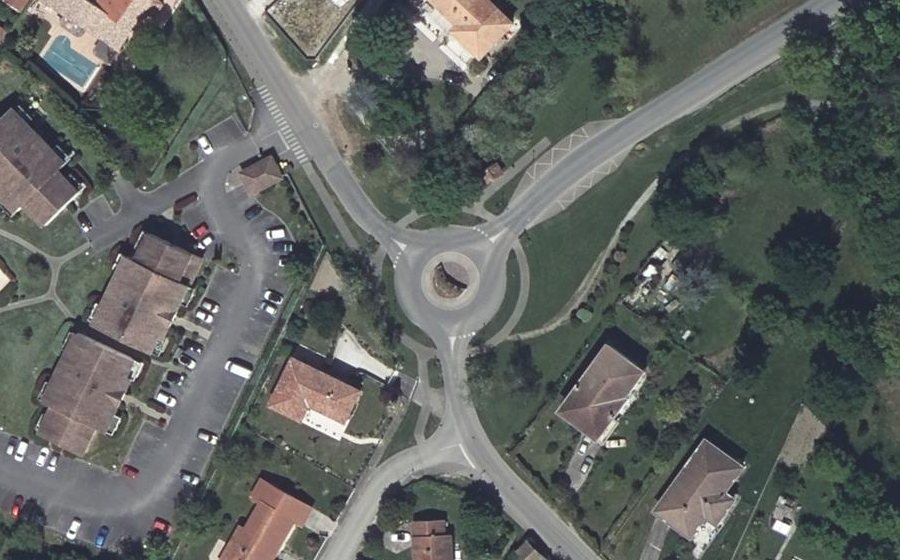 Vue aérienne du Rond-point anonyme n°183705800